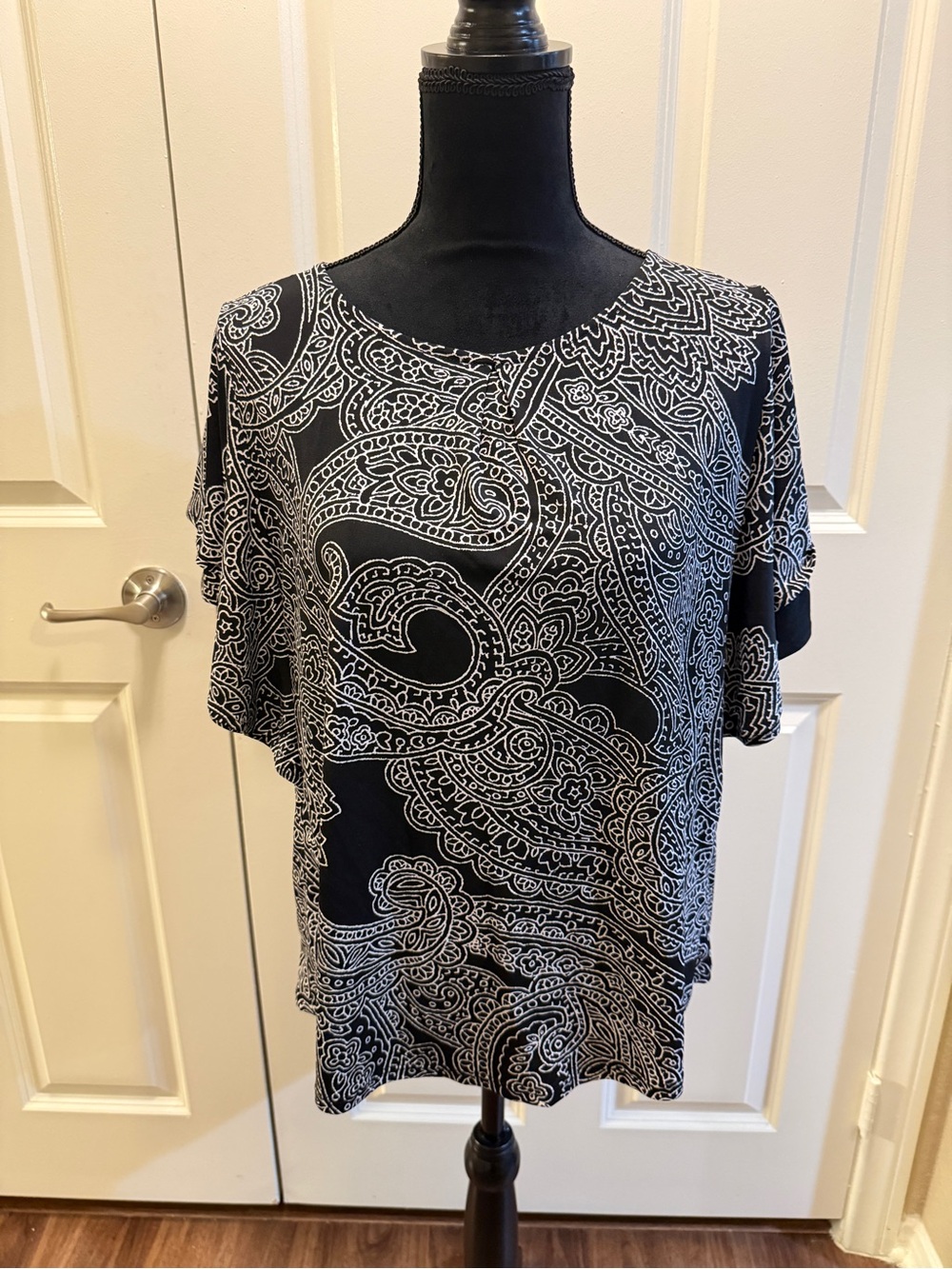 Liz Claiborne Black and White Paisley Short Sleeve Blouse